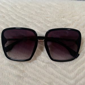 OVERSIZED SQUARE SUNGLASSES